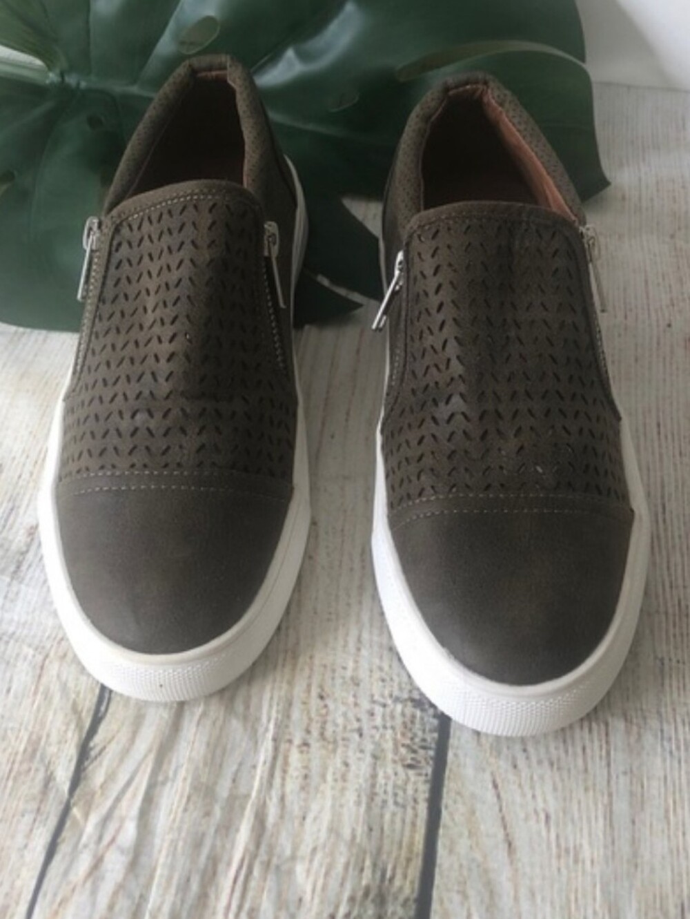 Report Alexa Olive Green Faux Suede Perforated Slip-On Sneaker Side Zip Size 8.5